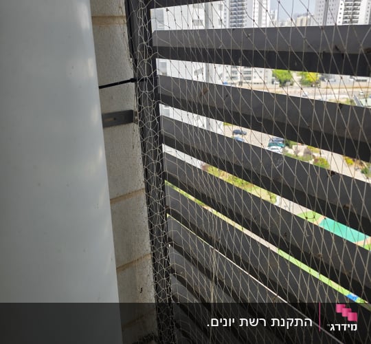 התקנת רשת נגד יונים במסתור כביסה עם שלבי אלומיניום